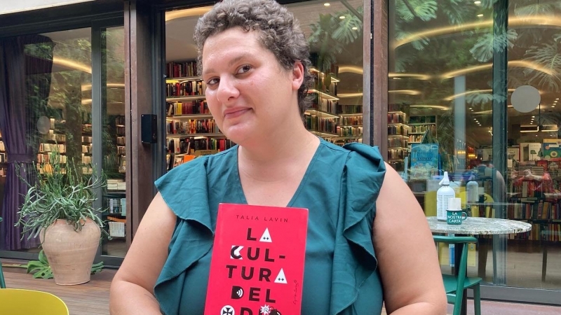 L'escriptora Talia Lavin durant l'entrevista en la seva visita a Barcelona.