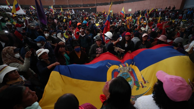 23/06/2022. Manifestantes escuchan un discurso del presidente de la Confederación de Nacionalidades Indígenas (Conaie), Leonidas Iza,  en la sede de la Universidad Central, en Quito, a 23 de junio de 2022.