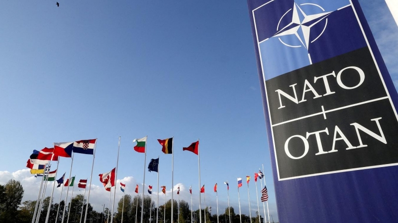 El logo de la OTAN (NATO, en sus siglas en inglés) y las banderas de los países miembros de la alianza, en el exterior de su sede en Bruselas. REUTERS/Pascal Rossignol