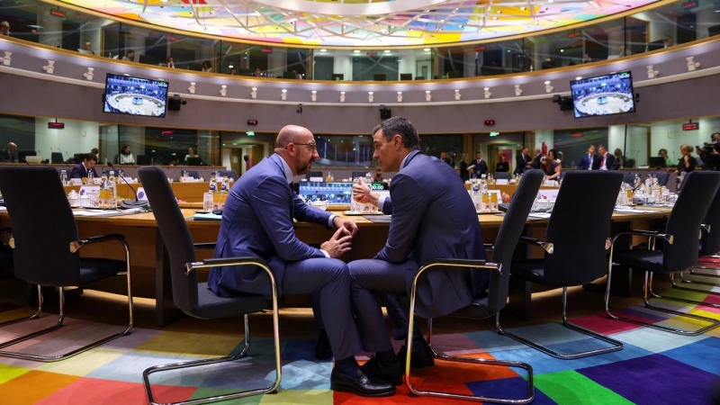 El presidente del Consejo Europeo, Charles Michel, conversa con el jefe del Gobierno español, Pedro Sanchez, antes del comienzo de la cumbre de los líderes de la UE en Bruselas. REUTERS/Johanna Geron