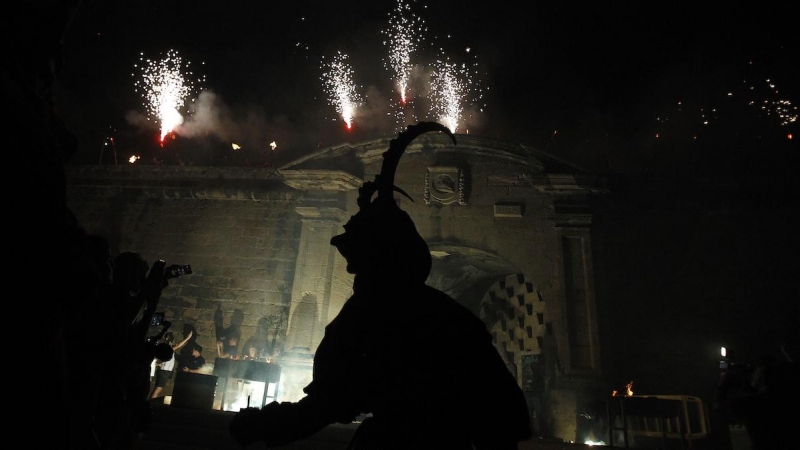 Una persona vestida de demonio durante la celebración del ‘correfoc’, a 23 de junio de 2022, en Palma de Mallorca, Baleares.