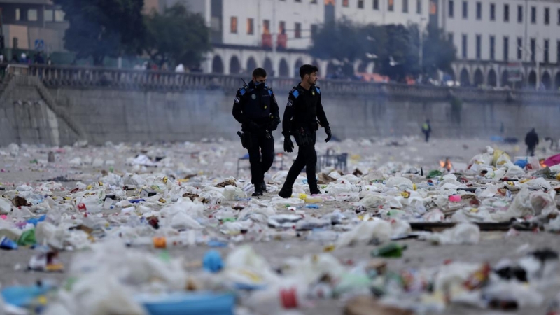 Vista de los restos de basura este viernes 24 de junio de 2022 en la playa de A Coruña tras la celebración de la noche de San Juan.