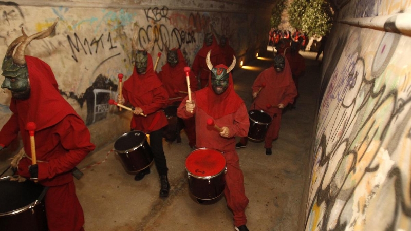 Varias personas vestidas de demonio tocan el tambor durante la celebración del ‘correfoc’, a 23 de junio de 2022, en Palma de Mallorca, Baleares.