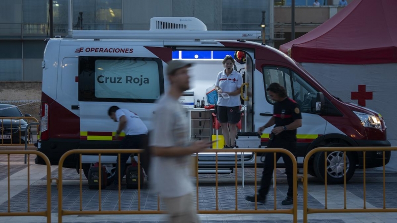 Un furgón de la Cruz Roja en la playa de la Malvarrosa durante la Noche de San Juan, a 23 de junio de 2022, en Valencia.