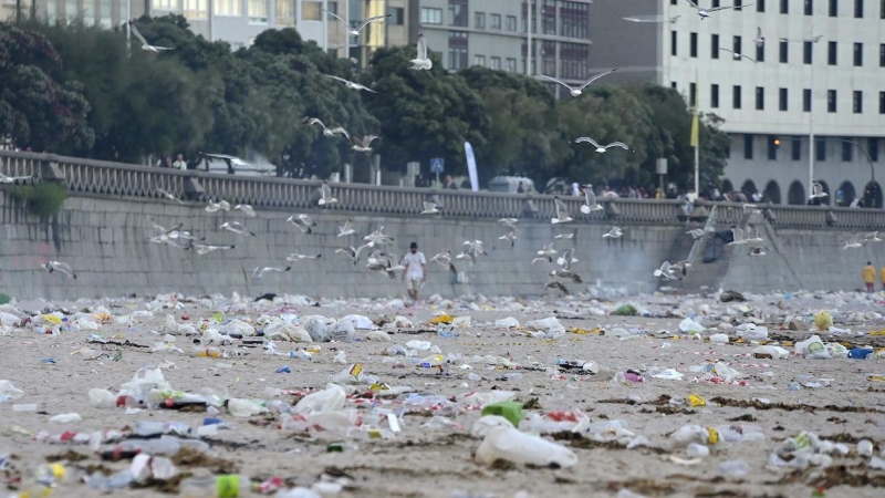 Restos de basura después de la celebración de las hogueras de la noche de San Juan, en la playa de Orzán, a 24 de junio de 2022, en A Coruña, Galicia