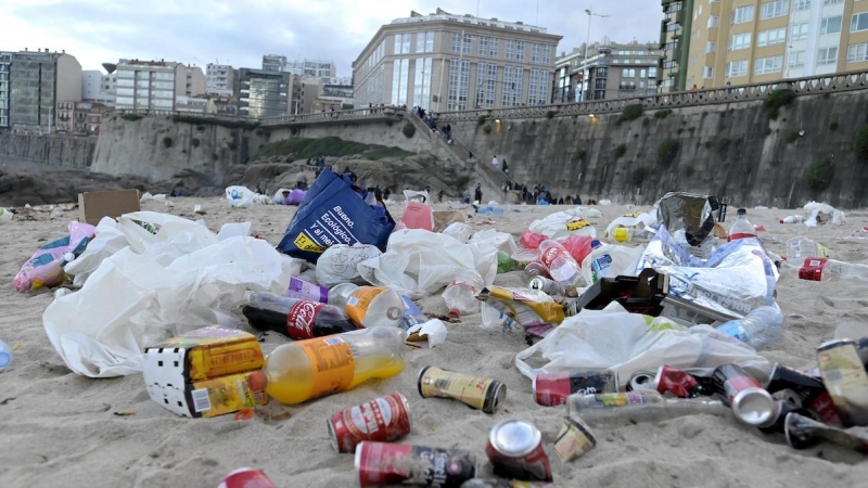 Restos de basura después de la celebración de las hogueras de la noche de San Juan, en la playa de Orzán, a 24 de junio de 2022, en A Coruña, Galicia (España).