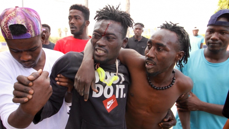 Varias personas migrantes se dirigen al Centro de Estancia Temporal de inmigrantes (CETI) de Melilla tras entrar este viernes en la ciudad sorteando el vallado fronterizo entre el Barrio Chino y Marruecos.