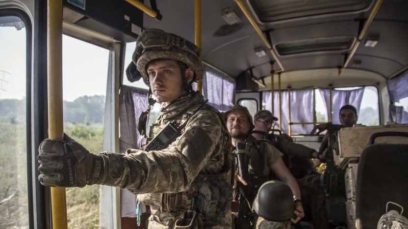 24/06/2022 - Imagen de militares ucranianos se dirigen en un autobús a sus posiciones cerca de la ciudad de Severodonetsk de la zona de Luhansk, Ucrania, 19 de junio de 2022. — Oleksandr Ratushniak / EFE