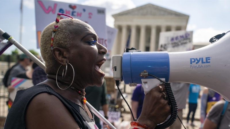 24/06/2022. Una mujer usa un altavoz para protestar frente al Tribunal Supremo de Estados Unidos, tras conocer su decisión de revocar el derecho al aborto, a 24 de junio de 2022.