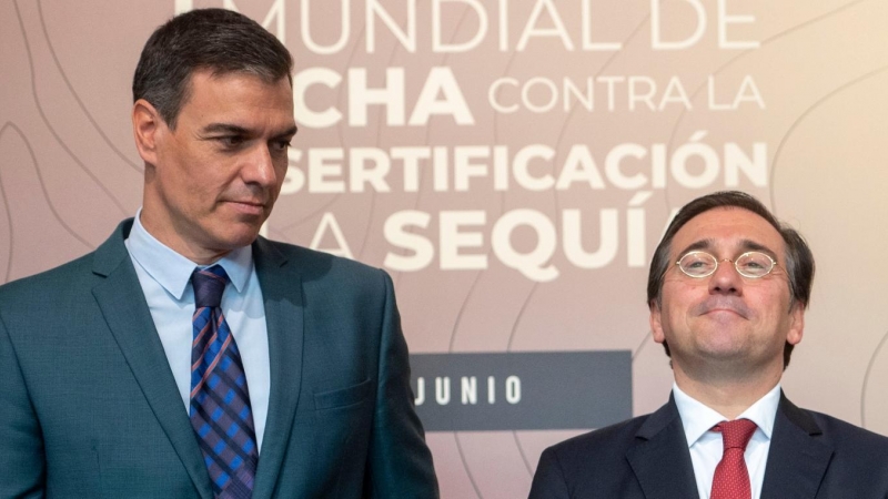 El presidente del Gobierno, Pedro Sánchez (i) y el ministro de Asuntos Exteriores, Unión Europea y Cooperación, José Manuel Albares (d), posan a su llegada al acto de inauguración del Día Mundial de Lucha Contra la Desertificación y la Sequía 2022, en el