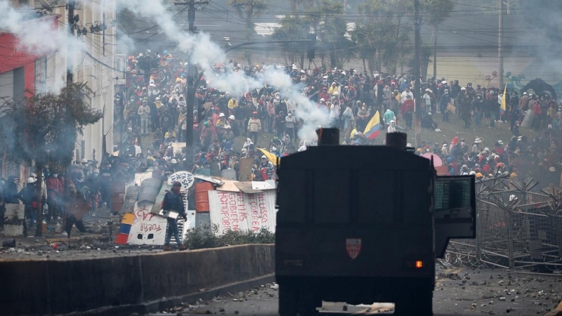 24/06/2022 Un vehículo policial dispara gas lacrimógeno a los manifestantes durante una protesta contra el Gobierno de Ecuador en Quito