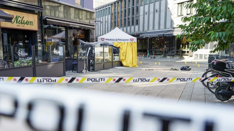 24/06/2022 La zona donde se ha producido el tiroteo en el pub gay de Oslo, acordonada por la Policía