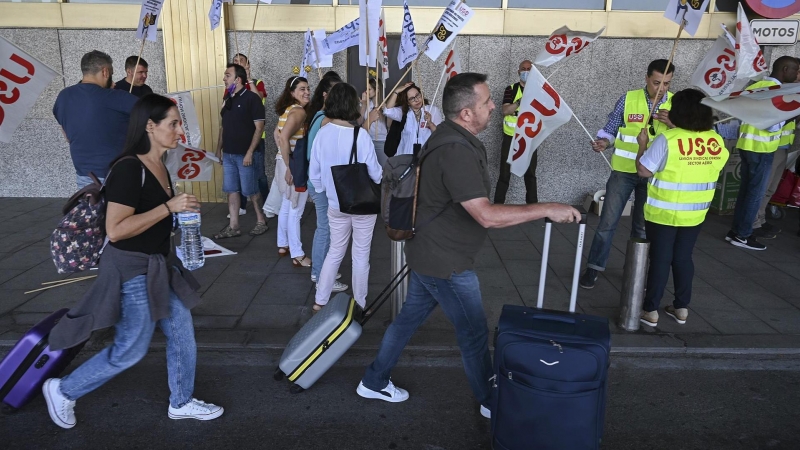 Tripulantes de cabina (TCP) de Ryanair protestan a las puertas del aeropuerto Adolfo Suárez-Madrid Barajas durante la primera de las seis jornadas de huelga que llevan a cabo en España