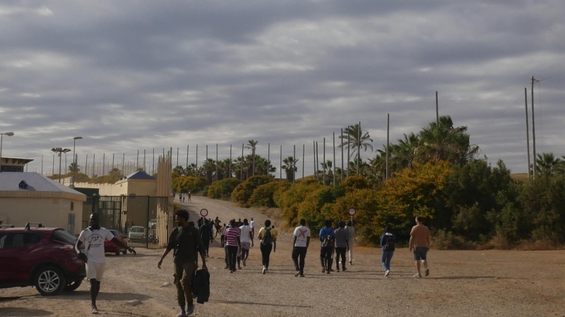 Varias decenas de inmigrantes se dirigen al Centro de Estancia Temporal de inmigrantes (CETI) tras entrar este viernes en Melilla