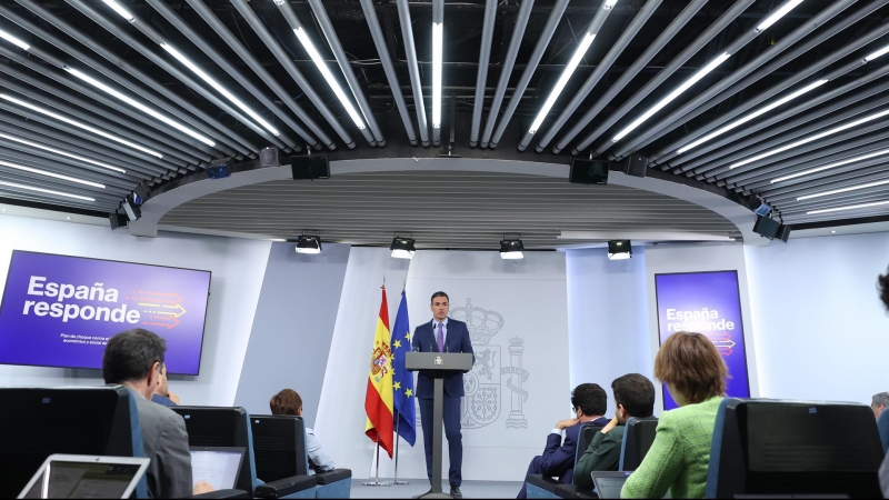 El presidente del Gobierno, Pedro Sánchez, comparece en el Palacio de La Moncloa tras el Consejo de ministros extraordinario celebrado este sábado.