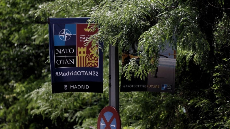 Un cartel anuncia la celebración de la Cumbre de la OTAN, en la Feria de Madrid, IFEMA