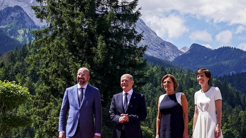 El canciller alemán Olaf Scholz (2-L) con su esposa Britta Ernst (2-R) da la bienvenida al presidente del Consejo Europeo Charles Michel (L) con su esposa Amelie Derbaudrenghien (R), cuando llegan al castillo de Elmau en Kruen, Alemania, el 26 de junio 20