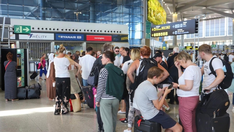 Largas colas ante el mostrador de Ryanair este domingo en el Aeropuerto de Málaga-Costa del Sol, durante la tercera jornada de huelga de los tripulantes de cabina de esta compañía.