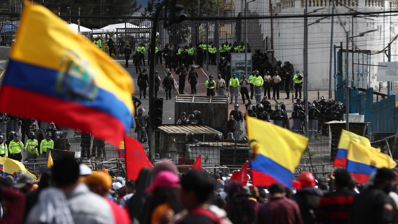 Decenas de policías y antimotines montan guardia durante el paro nacional convocado por la Confederación de Nacionalidades Indígenas del Ecuador