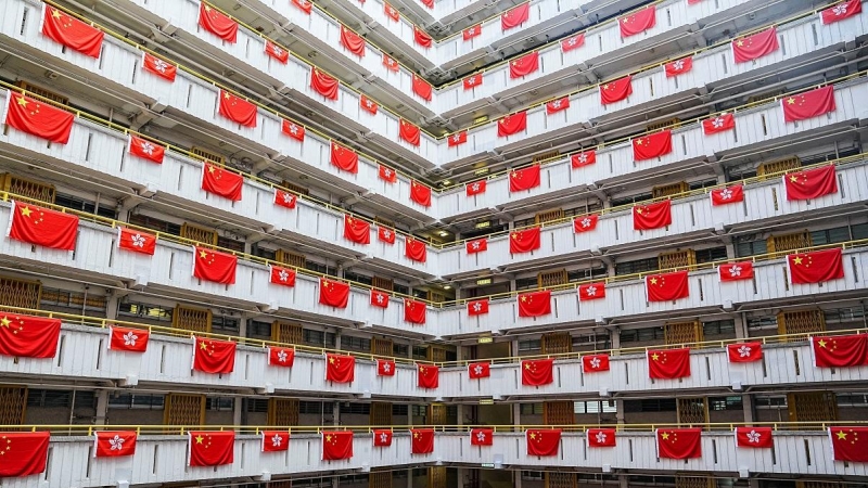 Banderas de China y Hong Kong cuelgan en un edificio residencial hongkonés