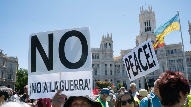 Carteles de 'No a la Guerra' en Cibeles, Madrid, durante la marcha en contra de la cumbre de la Otan