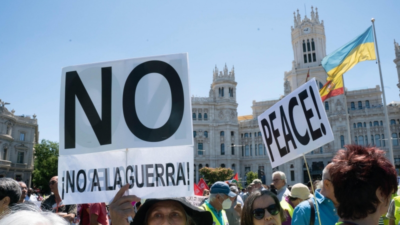 Carteles de 'No a la Guerra' en Cibeles, Madrid, durante la marcha en contra de la cumbre de la Otan