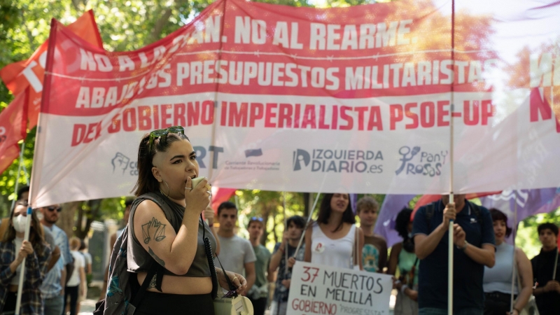 Una manifestante en la marcha de Madrid en contra de la Cumbre de la OTAN