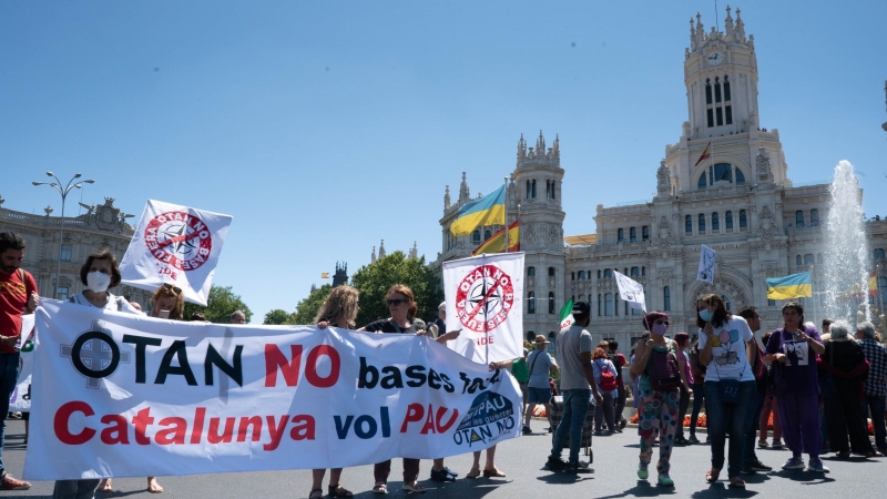 Manifestantes solicitando la retirada de las bases de la OTAN de Catalunya.