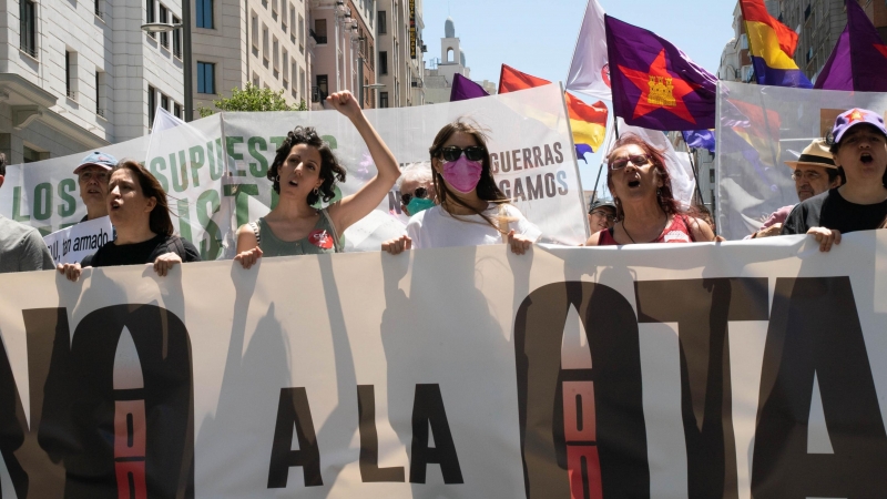 Manifestantes sujetan un cartel en el que se puede leer 'No a la OTAN'.