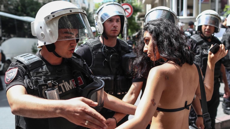 Un policía turco discute con una asistente a la marcha del orgullo 2022 en Estambul, que ha vuelto a ser bloqueada por la Policía.