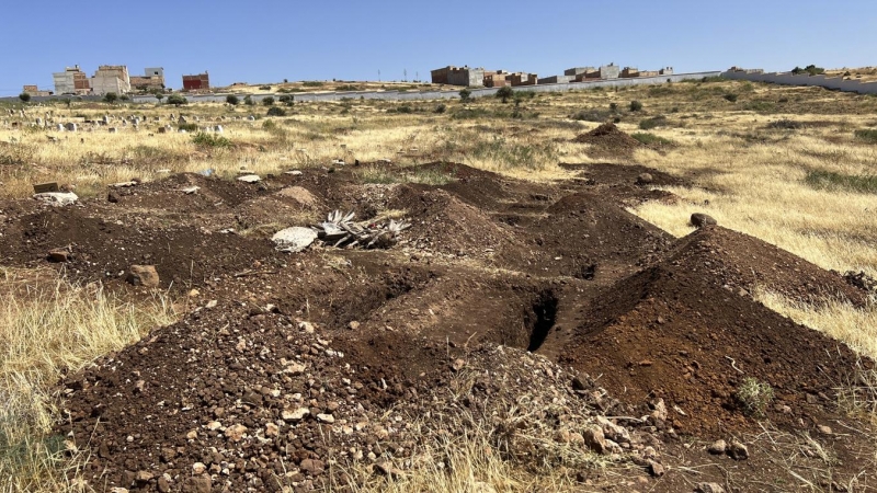 Imagen del cementerio de Sidi Salem, en las afueras de la localidad marroquí de Nador, fronteriza con Melilla, donde se preparan hoy domingo varias fosas en las que las autoridades planean enterrar a los emigrantes muertos durante el intento masivo de acc