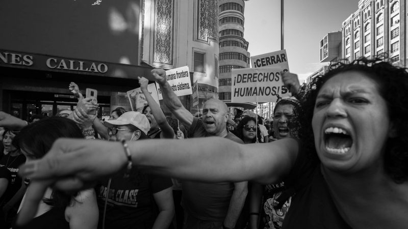 Varios manifestantes claman contra las muertes en la valla de Melilla del pasado viernes en una manifestación en Madrid.