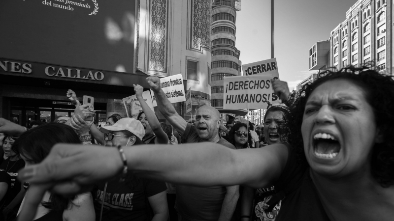 Varios manifestantes claman contra las muertes en la valla de Melilla del pasado viernes en una manifestación en Madrid.