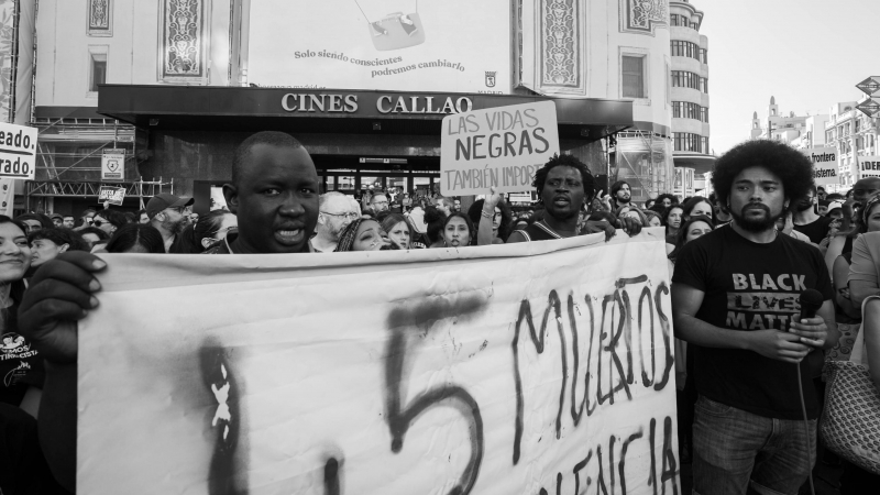 Centenares de personas durante la concentración en Madrid en protesta por la actuación policial de España y Marruecos que se ha saldado con decenas de muertos en la valle de Melilla.