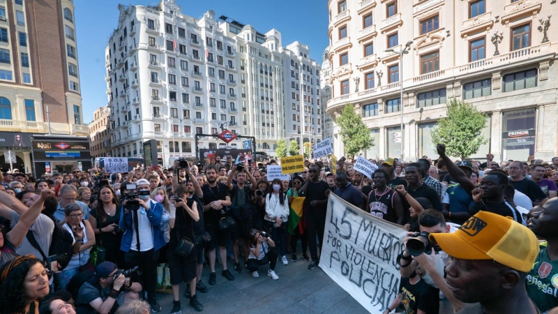 Centenares de personas durante la concentración en Madrid en protesta por la actuación policial de España y Marruecos que se ha saldado con decenas de muertos en la valla de Melilla.