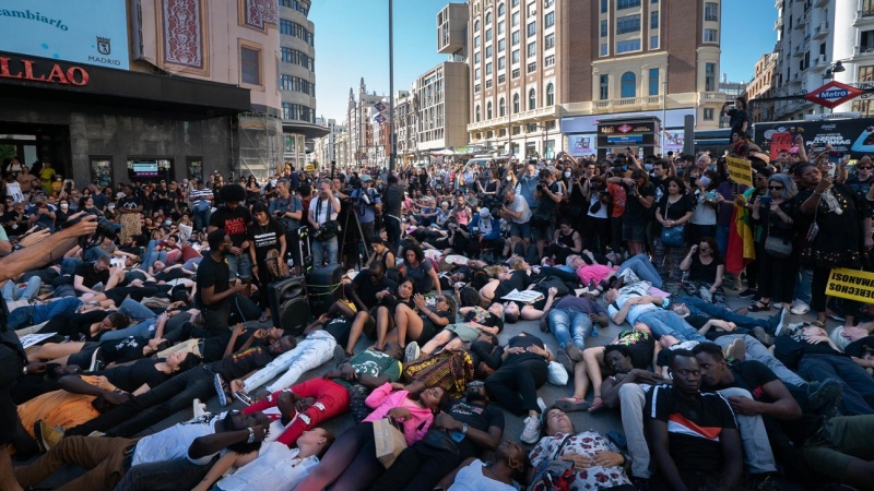 Los manifestantes imitan las imágenes de la tragedia de Melilla en la protesta en la Plaza de Callao de Madrid.