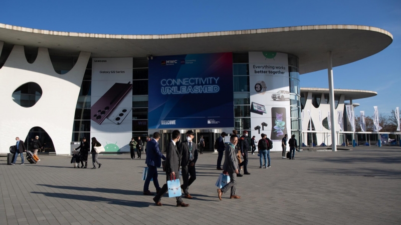 Visitantes abandonan la Fira en la clausura del Mobile World Congress 2022, en la Fira de Barcelona, a 3 de marzo de 2022, en L'Hospitalet de Llobregat, Barcelona, Catalunya (España).
