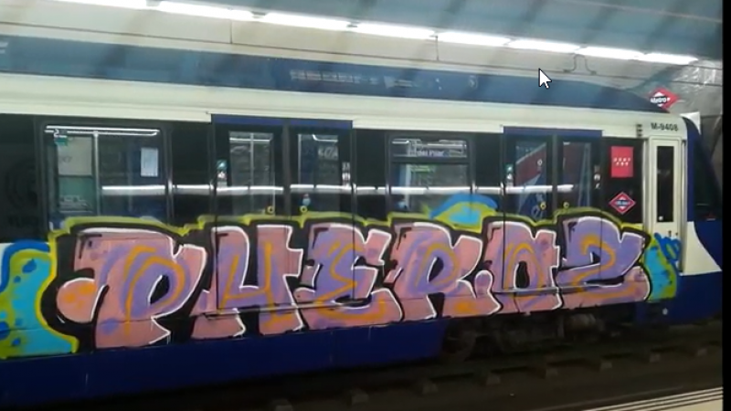 Grafitis en un vagón del metro