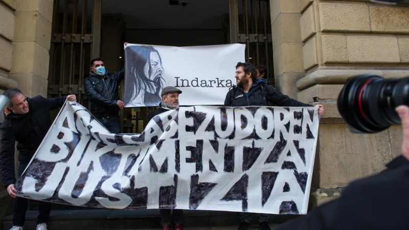 (7/3/22) Protestas en la Audiencia Provincial de Gipuzkoa durante el juicio contra el fotógrafo Kote Cabezudo, el pasado 7 de marzo. (Archivo).