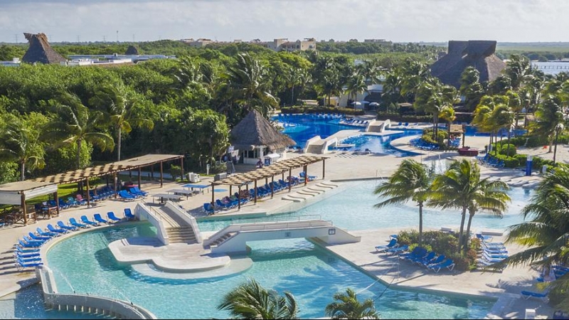 Vista del completo BlueBay Grand Esmeralda, en la Riviera Maya (México).