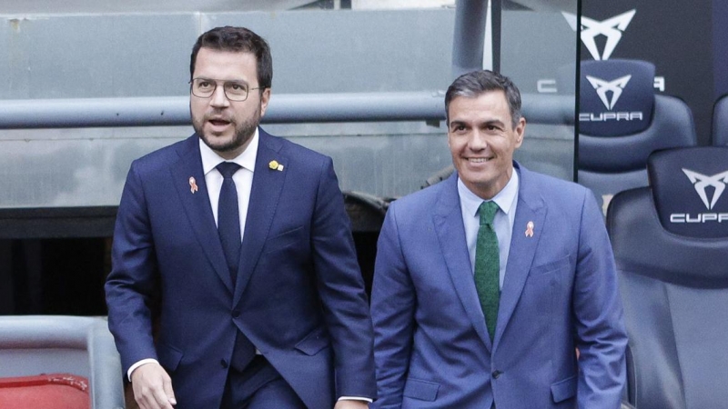 El presidente del Gobierno, Pedro Sánchez (d), y el de la Generalitat, Pere Aragonès, a su llegada este lunes 27 de junio al acto de entrega de la 35 edición de los premios Pimec en el Camp Nou.