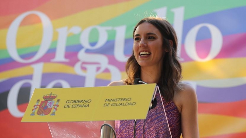 La ministra de Igualdad, Irene Montero, interviene durante la II edición de los Reconocimientos Arcoíris por el Día Internacional del Orgullo LGTBI, a 27 de junio de 2022, en Madrid.