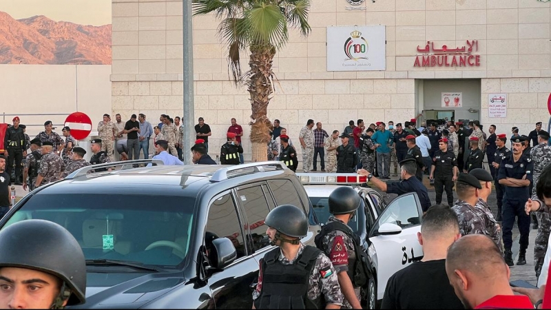 Miembros de la gendarmería jordana en las inmediaciones del hospital después de una fuga de gas tóxico de un tanque de almacenamiento en el puerto jordano de Aqaba, Jordania, a 27 de junio de 2022.