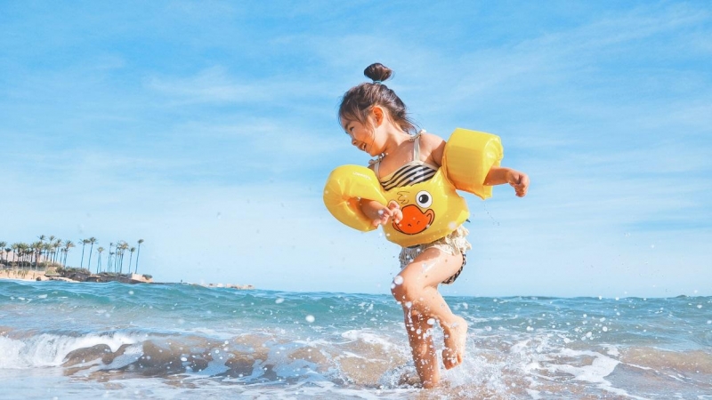 28/06/2022 Una niña jugando en la playa.