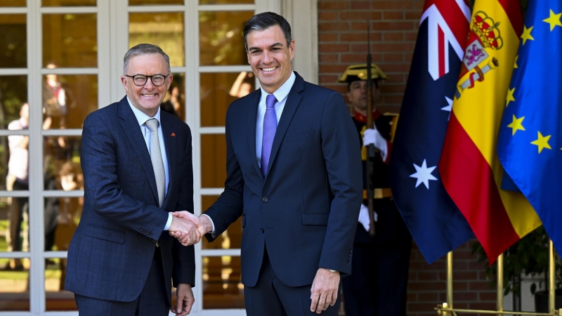 El primer ministro australiano, Anthony Albanese (izquierda), es recibido por el primer ministro español, Pedro Sánchez, durante una reunión bilateral previa a la Cumbre de Líderes de la OTAN en Madrid, España, el martes 28 de junio de 2022.