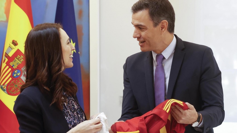 El presidente del Gobierno, Pedro Sánchez (d), y la primera ministra de Nueva Zelanda, Jacinda Ardern, se intercambian camisetas de las selecciones de sus respectivos países durante la reunión mantenida este martes en el Palacio de la Moncloa, en el marco