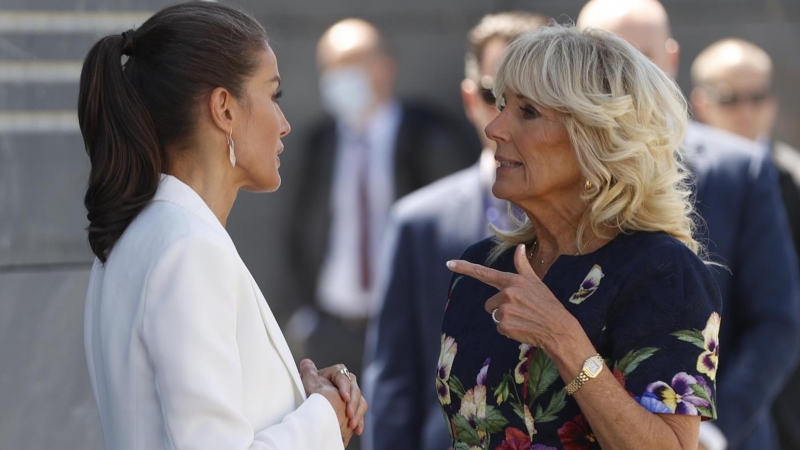 La reina Letizia conversa con la primera dama de Estados Unidos, Jill Biden (d) a su llegada a la visita realizada ese martes, al centro de acogida de refugiados ucranianos, en Pozuelo de Alarcón (Madrid). EFE/ Mariscal