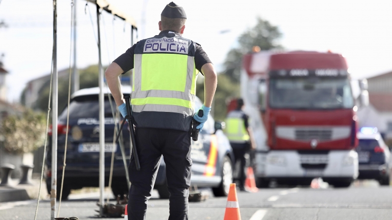 Un agente policial durante un control policial en el Puente de Santiago, a 28 de junio de 2022, en Irún, Guipúzcoa, País Vasco (España).