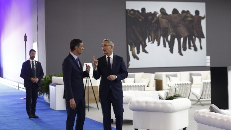El presidente del Gobierno, Pedro Sánchez (i), y el secretario general de la OTAN, Jens Stoltenberg, en su visita a las instalaciones del recinto IFEMA donde se celebrará la Cumbre de la OTAN. EFE/Rodrigo Jiménez