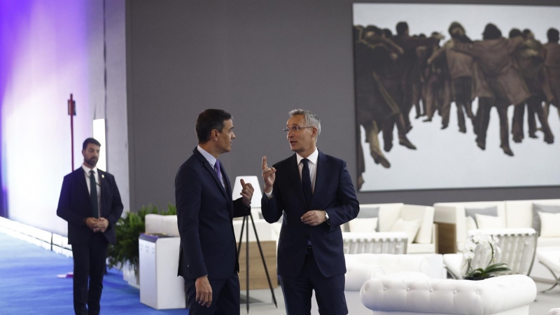 El presidente del Gobierno, Pedro Sánchez (i), y el secretario general de la OTAN, Jens Stoltenberg, en su visita a las instalaciones del recinto IFEMA donde se celebrará la Cumbre de la OTAN. EFE/Rodrigo Jiménez